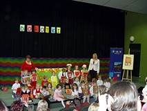 Przedszkolaki recytują wiersze Doroty Gellner w Koszalińskiej Bibliotece Publicznej