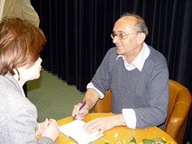 Michał Ogórek rozdaje autografy w Koszalińskiej Bibliotece Publicznej