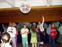 Dzieci buszują nocą w Koszalińskiej Bibliotece Publicznej