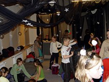 Dzieci buszują nocą w Koszalińskiej Bibliotece Publicznej