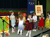 Przedszkolaki recytują wiersze Doroty Gellner w Koszalińskiej Bibliotece Publicznej