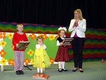 Przedszkolaki recytują wiersze Doroty Gellner w Koszalińskiej Bibliotece Publicznej