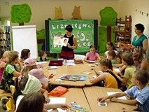 Roksana Jędrzejewska-Wróbel prowadzi warsztaty w Filii nr 9 Koszalińskiej Biblioteki Publicznej