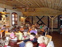 Uczestnicy zajęć „Wakacji w Bibliotece” w Skansenie Chleba