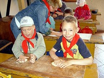 Uczestnicy zajęć „Wakacji w Bibliotece” w Skansenie Chleba
