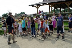 Uczestnicy wakacji z biblioteki koszalińskiej w Zieleniewie