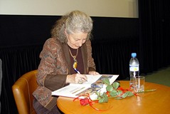 Janina Kochanowska podpisuje swoją książkę w czasie spotkania w Koszalińskiej Bibliotece Publicznej