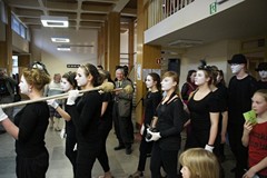 Młodzież z teatru Marzeny Wysmyk w czasie Nocy w bibliotece koszalińskiej