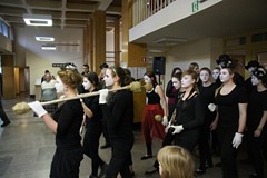 Młodzież z teatru Marzeny Wysmyk w czasie Nocy w bibliotece koszalińskiej