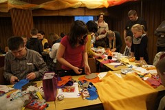 Warsztaty zabawkarskie i papiernicze w czasie Nocy w bibliotece w Koszalinie