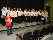 Występ chórów dla seniorów w Koszalińskiej Bibliotece Publicznej