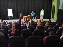 Joanna Olech z wakacyjnymi czytelnikami w Koszalińskiej Bibliotece Publicznej