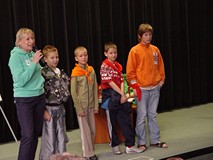 Joanna Olech z wakacyjnymi czytelnikami w Koszalińskiej Bibliotece Publicznej