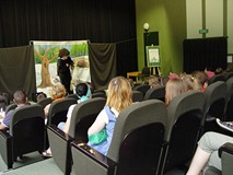 Przedstawienie teatru DUET z Krakowa w Koszalińskiej Bibliotece Publicznej