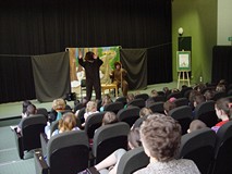 Przedstawienie teatru DUET z Krakowa w Koszalińskiej Bibliotece Publicznej