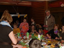 Warsztaty zabawkarskie i papiernicze w czasie Nocy w bibliotece w Koszalinie