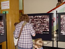 Wystawa zdjęć koszalinian w czasie Nocy w bibliotece koszalińskiej