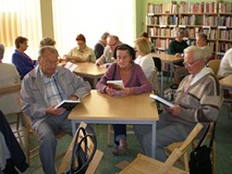 Wspólne czytanie w Filii nr 8 Koszalińskiej Biblioteki Publicznej
