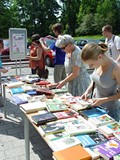 Uwalnianie książek przed Koszalińską Biblioteką Publiczną