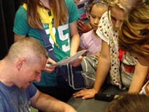 Marcin Pałasz z wakacyjnymi czytelnikami w Koszalińskiej Bibliotece Publicznej