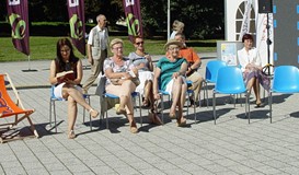 Czytanie utworów Aleksandra Fredry na placu przed Koszalińską Biblioteką Publiczną