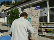 Czytanie utworów Aleksandra Fredry na placu przed Koszalińską Biblioteką Publiczną