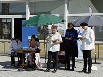 Czytanie utworów Aleksandra Fredry na placu przed Koszalińską Biblioteką Publiczną