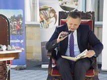 Czytanie utworów Aleksandra Fredry na placu przed Koszalińską Biblioteką Publiczną