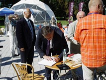 Czytanie utworów Aleksandra Fredry na placu przed Koszalińską Biblioteką Publiczną