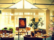 Wystawa walentynkowa w czytelni głównej Koszalińskiej Biblioteki Publicznej