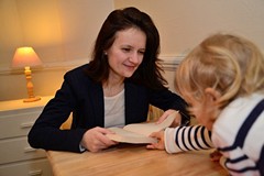 Przyłapani na czytaniu w ramach akcji Koszalińskiej Biblioteki Publicznej