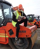 Przyłapani na czytaniu w ramach akcji Koszalińskiej Biblioteki Publicznej