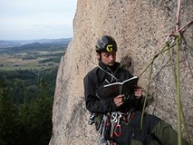 Przyłapani na czytaniu w ramach akcji Koszalińskiej Biblioteki Publicznej