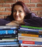 Przyłapani na czytaniu w ramach akcji Koszalińskiej Biblioteki Publicznej