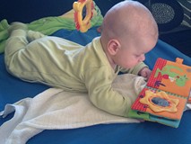 Przyłapani na czytaniu w ramach akcji Koszalińskiej Biblioteki Publicznej