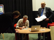 Marcin Kydryński promujący książkę w Koszalińskiej Biblioteki Publicznej