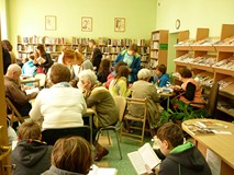 Wspólne czytanie w Filii nr 8 Koszalińskiej Biblioteki Publicznej