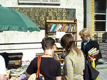 Uwalnianie książek przed Koszalińską Biblioteką Publiczną