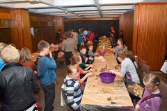 Warsztaty plastyczne w czasie Nocy w bibliotece w Koszalinie