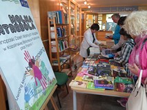 Uwalnianie książek w Koszalińskiej Bibliotece Publicznej