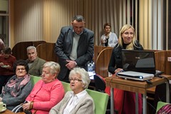 Grafolodzy na spotkaniu z seniorami w polanowskiej bibliotece