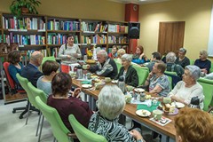 Kulinarne spotkanie Anny Balcerzak z seniorami w polanowskiej bibliotece