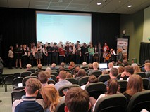 Młodzi Polacy i Niemcy śpiewają hymn Ravensbruck w czasie podsumowania projektu w Koszalińskiej Bibl