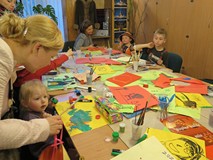 Warsztaty plastyczne w czasie Nocy w bibliotece w Koszalinie