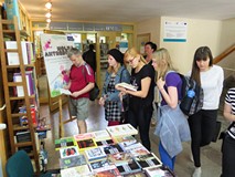 Flash mob i bookcrossing w Koszalińskiej Bibliotece Publicznej