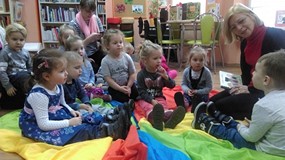 Pierwsza wizyta Pszczółek w bibliotece