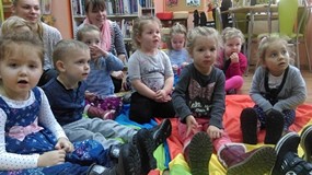 Pierwsza wizyta Pszczółek w bibliotece