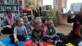 Pierwsza wizyta Pszczółek w bibliotece