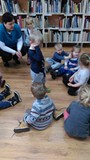 Pierwsza wizyta Pszczółek w bibliotece