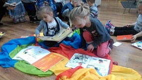 Pierwsza wizyta Pszczółek w bibliotece